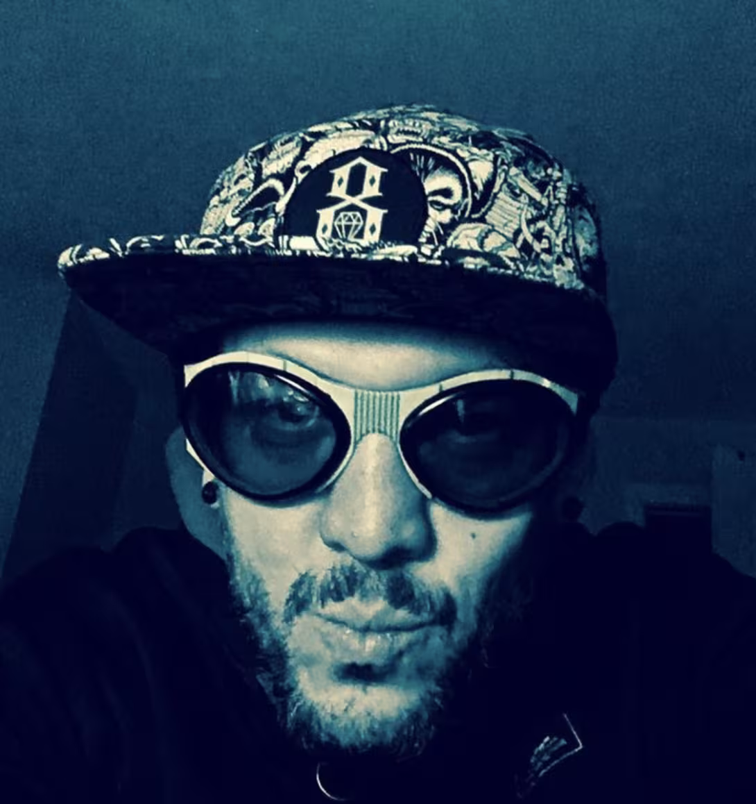 Mr. Dereloid wearing had and big bug glasses.